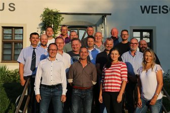 Neuer Gemeinderat in Weischlitz nimmt seine Arbeit auf - Der neue Gemeinderat in Weischlitz mit Bürgermeister Steffen Raab (links).