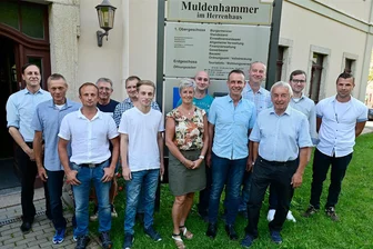 Neuer Gemeinderat Muldenhammer: Sie übernehmen in der Gemeinde jetzt Verantwortung - Der neue Gemeinderat von Muldenhammer: (von rechts) Thomas Stehl (Freie Wähler), Philipp Sandner (CDU), Jürgen Meinhold (Wählervereinigung Meinhold), Falk Schädlich (Verein für Muldenhammer), Sebastian Ficker (Freie Wähler), Sören Mothes (AfD), Manuela Schwabe (Freie Wähler), David Drechsel (Verein für Muldenhammer), Ferdinand Schön (Freie Wähler), Steffen Hochgeschwender (Freie Wähler), Rico Kürschner (Freie Wähler), Thomas Gütter (Freie Wähler) und René Standke (AfD). Es fehlt Frieder Seidel (CDU).