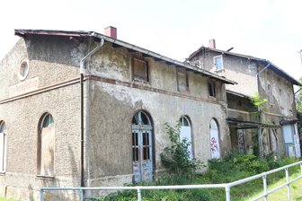 Neuer Gemeinderat stellt Weichen für Bahnhofskauf - Der alte Bahnhof Hohenfichte verfällt seit Jahren.