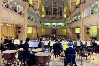 Neuer Generalmusikdirektor in Mittelsachsen setzt auf "Perspektiven" - Knapp 400 Besucher erlebten am Donnerstagabend in der Freiberger Nikolaikirche das erste Sinfoniekonzert der Mittelsächsischen Philharmonie unter der Leitung des neuen GMD Attilio Tomasello.