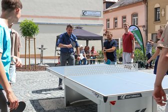 Neuer Generationenplatz in Markneukirchen: Hier durften Jugendliche mitreden - Zur Einweihungsfeier wurde die Tischtennisplatte schon kräftig bespielt. Auch der Bürgermeister Toni Meinel (am Ball) spielte mit.