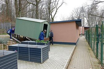 Neuer Geräteschuppen fürs Tierheim Langenberg - Der Leichtbau-Geräteschuppen konnte an seinen Bestimmungsort getragen werden.