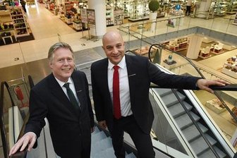 Neuer Geschäftsführer für Galeria Kaufhof - Karl Doersch übergibt im Chemnitzer Kaufhof den Staffelstab an Agâh Schaumburg.