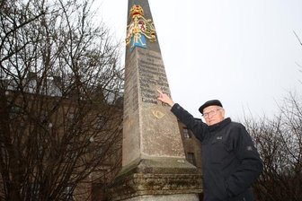 Neuer Glanz für Grünhainer Postmeilensäule - Rudolf Seifert ist sehr stolz, dass die Postmeilensäule jetzt wieder in neuem Glanz erstrahlt. 