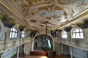 Neuer Glanz für Mittelsachsens schönsten Ballsaal - Der Kronleuchter ist noch verpackt im Saal des "Goldenen Löwen" in Hainichen. 2020 soll hier ein Kulturzentrum eröffnen.