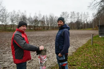 Neuer Glanz für Reiter in Langenleuba-Niedersteinbach: Reitverein will Dressurplatz sanieren - Der Dressurplatz der Reit- und Fahrgemeinschaft Langenleuba-Niedersteinbach muss dringend erneuert werden. Die beiden Vereinsvorsitzenden Frank Berger (links) und Martin Leuteritz hoffen auf Fertigstellung zum Pfingstturnier.