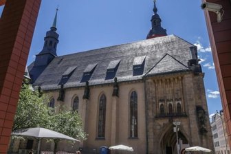 Neuer Glanz für Spitze der Jakobikirche - Die Jakobikirche an der Inneren Klosterstraße erhält in den nächsten Tagen eine neue Kirchturmspitze.