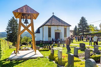Neuer Glockenturm auf Friedhof im Erzgebirge mit Festgottesdienst geweiht - Rund 50 Menschen nahmen am Gottesdienst zur Weihe des Glockenturmes teil.