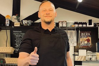 Neuer Grill-Stopp am Flöhatalradweg: Woher der Fichten-Burger seinen Namen hat - Christian Richter betreibt seit 1. Mai am Wochenende und an Feiertagen einen Grill-Imbiss in Hohenfichte.