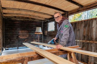 Neuer Halt vor Oldtimer-Garage Falkenstein: Historischer Güterwaggon bietet Platz für Gastronomie - Rustikales Ambiente aus Holz: Auf 20 Quadratmetern Fläche soll der historische Güterwaggon zum Mehrzweckraum umgebaut werden. Nutzbar beispielsweise als Ausschank, wenn im Güterschuppen nebenan Veranstaltungen stattfinden, begründet mit Michael Lienemann, der den Ausbau bis nächstes Jahr abschließen möchte. 