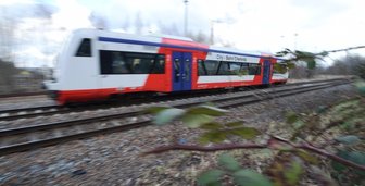 Neuer Haltepunkt wird später fertig - Ein Zug der City-Bahn auf der Strecke zwischen Chemnitz und Burgstädt in Höhe des Küchwaldes unweit der Rilkestraße. Hier soll ein neuer Haltepunkt entstehen, den eine Bürgerinitiative seit mehr als zehn Jahren fordert. Doch der Baubeginn verzögert sich erneut.