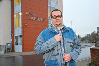 Neuer Hausarzt in Lichtenau gefunden: Hausarztpraxis wird am Bahnhof gebaut - Hausarzt Dávid Szabó vor dem Rathaus in Lichtenau. Ganz in der Nähe am Bahnhof in Oberlichtenau baut der Arzt seine eigene Praxis auf.