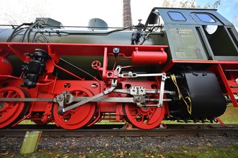 Neuer Hingucker in Chemnitzer Industriemuseum: Die Dampflok ohne Feuer - Eine aufgearbeitete Dampfspeicherlokomotive ist im Industriemuseum per Schleppfahrzeug in ihre Ausstellungsposition gebracht worden.
