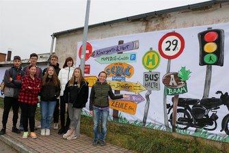 Neuer Hingucker: Pausaer Schüler beseitigen Schandfleck - Die Pausaer Zehntklässler und Alexandra Wermig (rechts) vor der gestalteten Wand gegenüber der Pausaer Schule.