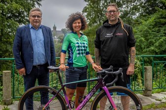 Neuer Höhepunkt im Erzgebirge: Friedensfahrt macht Station in Annaberg-Buchholz - Oberbürgermeister Rolf Schmidt (links) hat mit den Organisatoren des European Peace Ride um Manja Seemann und Kai Winkler eine Kooperation geschlossen. Die Friedensfahrt kommt damit zurück nach Annaberg-Buchholz.
