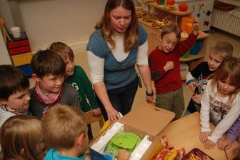 Neuer Hort für 60 Kinder in Klingenthal eröffnet - Gespannt packten am Montag die Hortkinder und Leiterin Susanne Teubert das Einzugsgeschenk von Bürgermeister Enrico Bräunig aus.