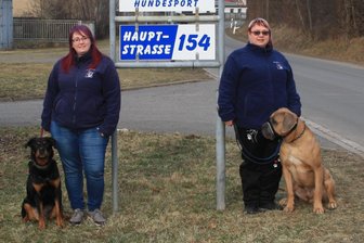 Neuer Hundesport-Kurs in Neukirchen: „Pfoten in Aktion“ bringt Bewegung ins Spiel - Im Vorstand: Sellina Schmiedel (l.) mit Rottweiler Coco und Claudia Nadler mit Cane Corso Odin.