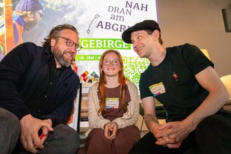 Neuer Imagefilm fürs Erzgebirge mit Holz, Herz und Humor – und einer kleinen Heldin - Wer ist hier der Star? Hauptdarsteller Johannes Kühn alias Ingo Kleinelt, Karla Förster und der Regisseur Peter Haueis (von links nach rechts).