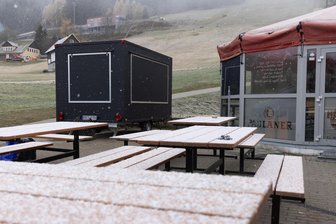 Neuer Imbiss am Fichtelberg - Die alte Holzhütte neben der Schirmbar ist bereits verschwunden. Der neue Imbisswagen (links) ermöglicht ein vielfältigeres gastronomisches Angebot.