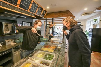 Neuer Imbiss auf dem Kaßberg: "Falscher Hase" eröffnet in früherer Fleischerei - Timo Schuster (links) und Anett Mauersberger (rechts) haben an der Ulmenstraße ein Bistro eröffnet. In der Küche wird auch für Schulen und Kitas gekocht.