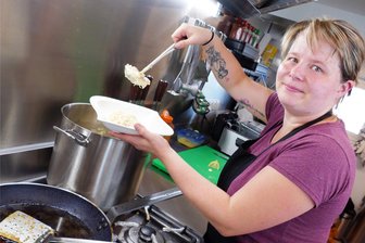 Neuer Imbiss im Erzgebirge: Räucherhex zaubert für ihre Gäste Rouladen und Buttermilchgetzen - Im "Imbiss zur Räucherhex" bereitet Sandra Winkler leckere Speisen zu.