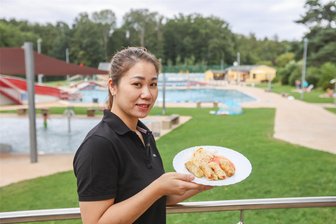 Neuer Imbiss im Sonnenbad Rußdorf: Wie Sommerrollen und Garnelen ankommen - Neben klassischen Freibad-Gerichten wie Nudel, Pommes und Wiener stehen bei Ngoc Nguyens Imbiss auch Frühlingsrollen auf der Speisekarte.