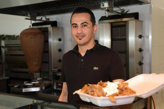 Neuer Imbiss mit Gastraum im Erzgebirge - Hasan Al Amari betreibt in Scheibenberg seinen ersten Dönerladen.