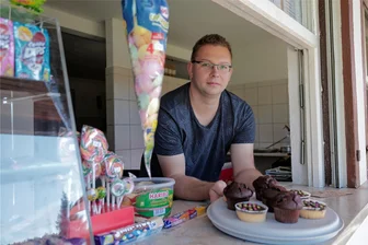 Neuer Imbissbetreiber im Naturbad Tannenberg schmiedet Zukunftspläne - Marcel Thomas freut sich über die Saisonverlängerung im Naturbad Tannenberg wegen des Hochsommerwetters. Der neue Imbissbetreiber schmiedet auch Zukunftspläne.