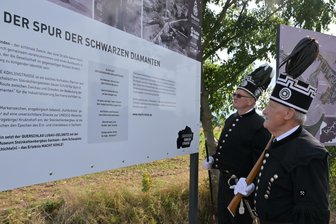 Neuer Infopunkt an der Sächsischen Kohlenstraße bei Zwickau: Wie Zschocken zwei Steinkohle-Bergbaureviere verbindet - Wo die Freitagstraße auf die Staatsstraße 255 mündet, beim Hartensteiner Ortsteil Zschocken, wurden Infotafeln zur Kohlenstraße eingeweiht. Im Bild Kersten Müller (l.) und Harald Neuber von der Knappschaft Lugau-Oelsnitz.
