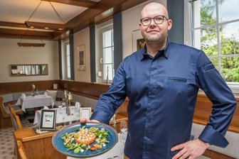 Neuer Inhaber des Berghofes will mit Finesse punkten - Jens Franke ist neuer Inhaber des Restaurants "Zum Berghof". In seine Gerichte steckt er viel Arbeit, wie in das mit Wildkräutern und essbaren Blüten verzierte Tatar aus der Hallbacher Lachsforelle.