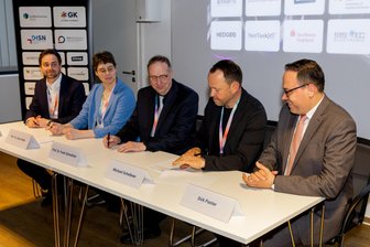 Neuer internationaler Studiengang in Plauen geplant: Das soll die KI-Allianz bringen - Die Unterzeichner der Absichtserklärung (von links): Mirko Schiller, stellvertretender Vorstandsvorsitzender SWS Digital, Anke Häber, Prorektorin Bildung, Westsächsische Hochschule Zwickau (WHZ), Frank Schweitzer, kommissarischer Rektor der Dualen Hochschule Sachsen, Michael Scheibner, CEO von GK Software. Rechts im Bild: Wirtschaftsminister Dirk Panter.
