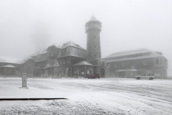 Neuer Investor auf dem Dach des Erzgebirges: Ist das Keilberg-Hotel gerettet? - Verfall in Sturm und Eis: das historische Hotel auf dem 1244 Meter hohen Keilberg.