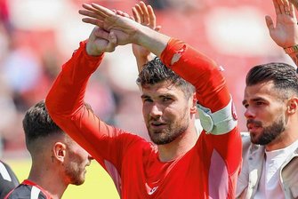 Neuer Investor: Wird es für den FSV Zwickau eine Woche der Wahrheit? - Zwickaus Kapitän Johannes Brinkies (Bildmitte) winkt den Fans - zum Abschied?