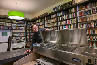 Neuer Italiener in Chemnitz: Gibt es hier bald die schnellste Pizza der Stadt? - Die letzten Arbeiten vor der Eröffnung laufen. Lars Tantau, gastronomischer Leiter in den Lokalen von Alexander Krauß, hat den Überblick.