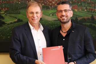 Neuer Italiener in Crimmitschau: „Ich freue mich sehr auf die Herausforderung“ - Arsim Sadiki freute sich über die Ansiedlungsprämie, die ihm OB André Raphael überreichte.