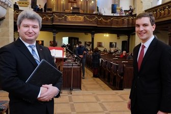 Neuer Jugendkantor für das Erzgebirge nimmt Arbeit auf - Kirchenmusikdirektor Enrico Langer (links) hat die Einführungsansprache für Kantor Lukas Petschowsky (rechts) gehalten. Er wurde am Sonntag in der Johanneskirche Niederwürschnitz ins Amt eingeführt. 