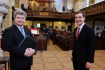 Neuer Jugendkantor für das Erzgebirge - Kirchenmusikdirektor Enrico Langer (links) hat am Wochenende die Einführungsansprache für Kantor LukasPetschowsky (rechts) gehalten. Dieser wurde am Sonntag in der Johanneskirche Niederwürschnitz offiziell ins Amt eingeführt. 