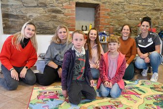 Neuer Jugendtreff in Eichigt: Frischer Wind weht durch den alten Pferdestall - Unter anderem Anastasia Pfretzschner, Sandy Schwabe, Nadja Werner, Simone Haberl und Lena Richter (von links) betreuen den Jugendtreff.