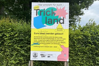 Neuer Jugendtreff in Lichtenau: Was steckt hinter dem Namen Trickland? - Eine Tafel informiert über den neuen Jugendtreff Trickland, der in Lichtenau gebaut wird.
