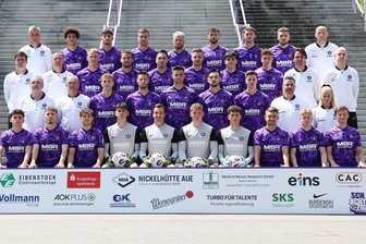 Neuer Kader, neues Glück: So geht der FC Erzgebirge Aue in die neue Drittligaspielzeit - Die Mannschaft des FC Erzgebirge Aue in der Saison 2025/26: Hintere Reihe von links: Cheftrainer Jens Härtel, Jonah Fabisch, Luan Simnica, Anthony Barylla, Marvin Stefaniak, Eric Uhlmann, Pascal Fallmann, Can Özkan, Sportgeschäftsführer Matthias Heidrich; dritte Reihe von vorn und links: Co-Trainer Jörg Emmerich, Co-Trainer Adam Susac, Jannic Ehlers, Julian Günther-Schmidt, Marcel Bär, Erik Majetschak, Maxim Burghardt, Lukas Schimkus, Torwarttrainer George Berneanou, Athletiktrainer Nils Brendel; zweite Reihe von links: Mannschaftsarzt Peter Junghänel, Teammanager Thomas Romeyke, Paul Seidel, Ryan Malone, Tristan Zobel, Boris Tashchy, Finn Hetzsch, Physiotherapeut Christian Puschmann, Physiotherapeutin Lisa Wiedner; vordere Reihe von links: William Kallenbach, Maximilian Schmid, Mika Clausen, Louis Lord, Martin Männel, Max Uhlig, Theo Kretschmer, Julian Guttau, Erik Weinhauer, Moritz Seiffert. Es fehlt: Ricky Bornschein.