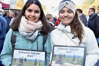 Neuer Kalender: Erlbach-Liebe in Bildern - Bereits zum zweiten Mal haben Lina Obenaus (rechts) und Lisa Ilgmann einen Kalender ihres Heimatortes Erlbach erstellt.