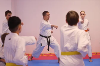 Neuer Karate-Verein in Zwickau: Was der Trainer jungen Kampfkünstlern bieten möchte - Andreas Hermann (56) ist Mitgründer des Karate-Vereins „Takeda“ in Zwickau. Er will jungen Menschen einen Ort zum Trainieren geben, auch um Erfahrung für Wettkämpfe zu sammeln.