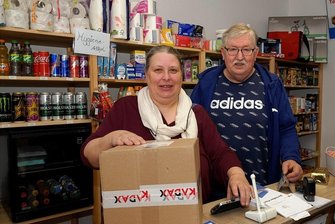 Neuer Kiosk: Nordlichter wagen Neustart in Reichenbach - Susanne und Thomas Harder in ihrem Kiosk "Bei Harders".
