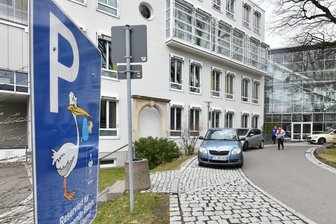 Neuer Klinikverbund Freiberg-Mittweida: Bis Ende 2026 soll Klarheit herrschen - Der Landkreis hat den Managementvertrag mit der Sana für das Krankenhaus Freiberg (Bild Haupteingang) gekündigt.