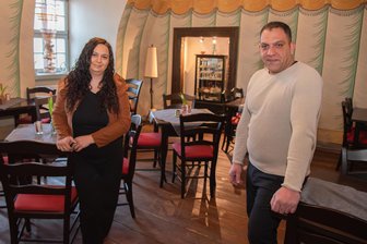 Neuer Koch, größere Speisekarte und tägliche Öffnungszeiten: Vogtländisches Lokal in Sachsens südlichstem Schloss will durchstarten - Ivana Danyiová und ihr Ehemann Ladislav Danyi betreiben das Schlosscafé und Restaurant im Schloss Schönberg.