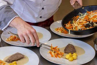 Neuer Kochwettbewerb um „Moosmannpokal“: Bester Nachwuchskoch des Vogtlands gesucht - Knackiges Gemüse zum Fleisch: Wer beim Kochwettbewerb das beste Ergebnis erzielt, erhält eine Auszeichnung.