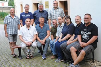 Neuer Königsfelder Gemeinderat: Ein Platz bleibt frei - Der neue Gemeinderat von Königsfeld. Sitzend, von links: René Donner, André Zenker, Daniel Kritz, Günter Maune, Nancy Pfüller, Sven Ohlenroth und Sven Liche. Stehend, v. l.: Wolfgang Pohl, Karsten Dziuballe, Bürgermeister Frank Ludwig und René Schille. Es fehlt Holger Quendt.