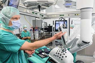 Neuer Krankenhausplan für Sachsen: Was wird aus den Kliniken? - Immer mehr moderne Technik in Sachsens Krankenhäusern: Hier zeigt Operateur Sören Torge Mees im Städtischen Klinikum Dresden-Friedrichstadt das Da-Vinci-Operationssystem der neuesten Generation.