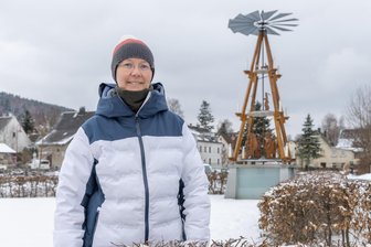 Neuer Krimi „Finsteres Erzgebirge“: Warum es in Crottendorf immer wieder neue Tatorte gibt - Krimiautorin Danielle Zinn vor der Weihnachtspyramide in Crottendorf – einem der Tatorte in ihren Erzgebirgskrimis. Am 26. Februar kommt ihr dritter in den Buchhandel.