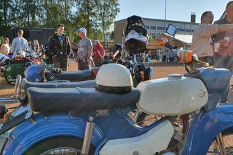 Neuer Krumhermersdorfer Festplatz lockt 60 Simson-Fahrer an - 